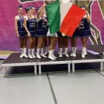 Abbraccio Senior sul Podio Mondiale — Majorettes Onda Azzurra, Jesolo