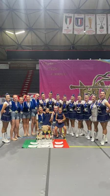 Foto di Gruppo con i Premi Mondiali — Majorettes Onda Azzurra, Jesolo