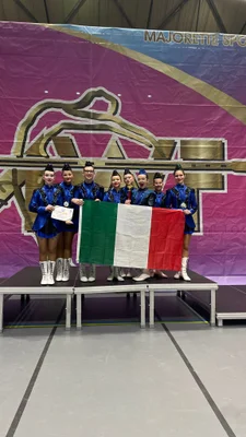 Gruppo Junior sul Podio Mondiale — Majorettes Onda Azzurra, Jesolo