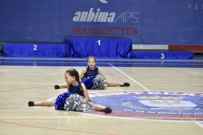 Duo Cadette - Dettaglio staccata — Majorettes Onda Azzurra, Jesolo