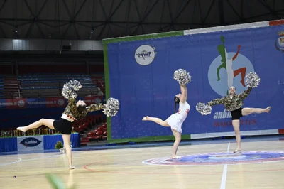 Trio Senior Pom - Posizione ginnica — Majorettes Onda Azzurra, Jesolo