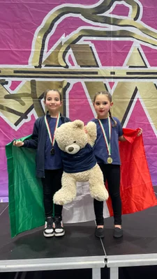 Cadette con la Bandiera Italiana — Majorettes Onda Azzurra, Jesolo