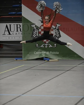 Solo Pom - Salto ginnico tecnico — Majorettes Onda Azzurra, Jesolo