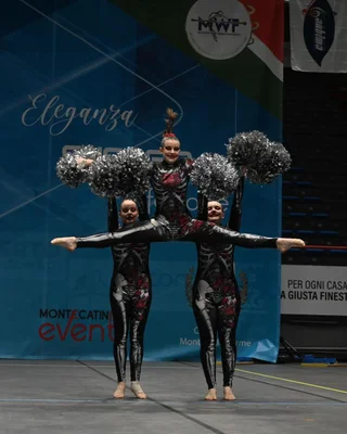Trio Pom - Tema Dio de la Muerte — Majorettes Onda Azzurra, Jesolo