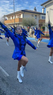 Squadra Majorettes Senior in sfilata - Carnevale 2026 — Majorettes Onda Azzurra, Jesolo