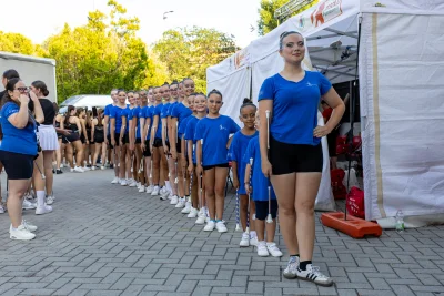 La capofila e la squadra in riga — Majorettes Onda Azzurra, Jesolo