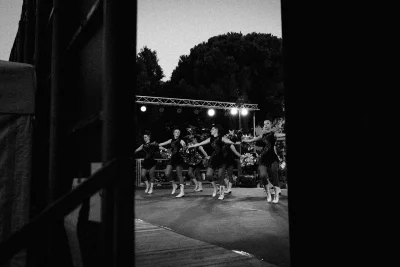 Esibizione in bianco e nero dalle quinte — Majorettes Onda Azzurra, Jesolo