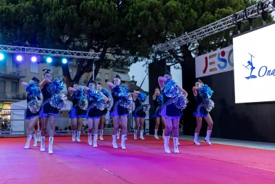 Esibizione serale con pompon e luci blu — Majorettes Onda Azzurra, Jesolo