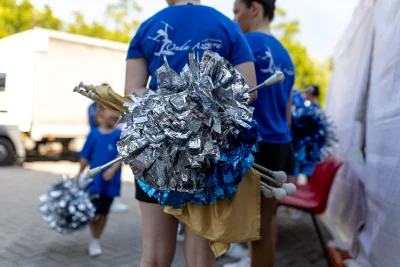 Pompon argento e bastoni dietro le quinte — Majorettes Onda Azzurra, Jesolo