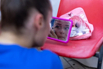 Trucco allo specchio prima dell'esibizione — Majorettes Onda Azzurra, Jesolo