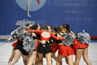 Cerchio Majorettes Rosso e Oro - Posa Corale — Majorettes Onda Azzurra, Jesolo