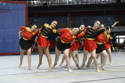 Formazione Majorettes Rosso e Nero - Posa Finale di Gruppo — Majorettes Onda Azzurra, Jesolo