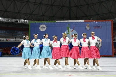 Majorettes Vintage Anni '50 - Coreografia Vintage Rosa e Azzurro Pois — Majorettes Onda Azzurra, Jesolo