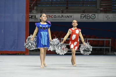 Mini Majorettes Duo Cadetti Pom in Blu e Rosso — Majorettes Onda Azzurra, Jesolo