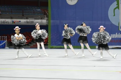 Mini Majorettes Pinguini - Esibizione Cadetti Pom Pon — Majorettes Onda Azzurra, Jesolo