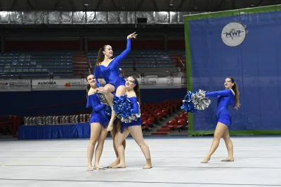 Pom Dance Majorettes in Blu - Figura Acrobatica — Majorettes Onda Azzurra, Jesolo