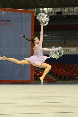 Salto Acrobatico Majorette Solista in Lilla con Pompon — Majorettes Onda Azzurra, Jesolo