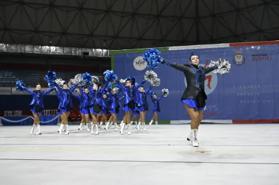 Squadra Majorettes in Blu con Pompon Argentati - Coreografia di Gruppo — Majorettes Onda Azzurra, Jesolo