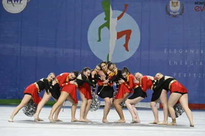 Squadra Majorettes Rosso e Oro con Pompon Argentati - Montecatini — Majorettes Onda Azzurra, Jesolo