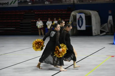 Trio Majorettes Nero e Oro - Coreografia Lirica con Pompon — Majorettes Onda Azzurra, Jesolo