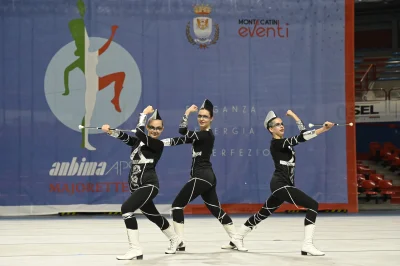 Trio Majorettes Stile Militare con Baton - Anbima APS — Majorettes Onda Azzurra, Jesolo